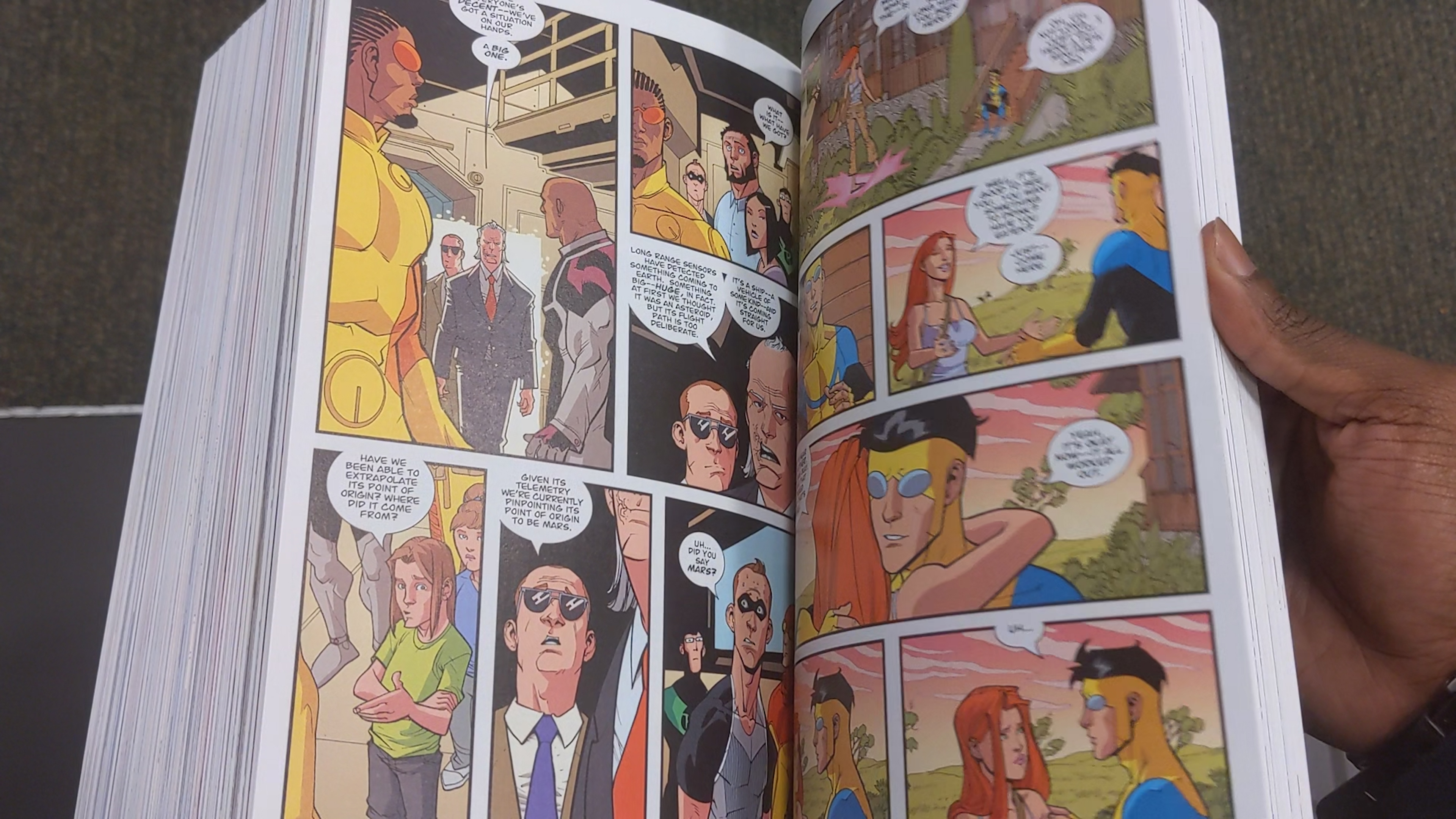 Watch SNEAK PREVIEW of Invincible Compendium Vol. 1!! on Amazon Live